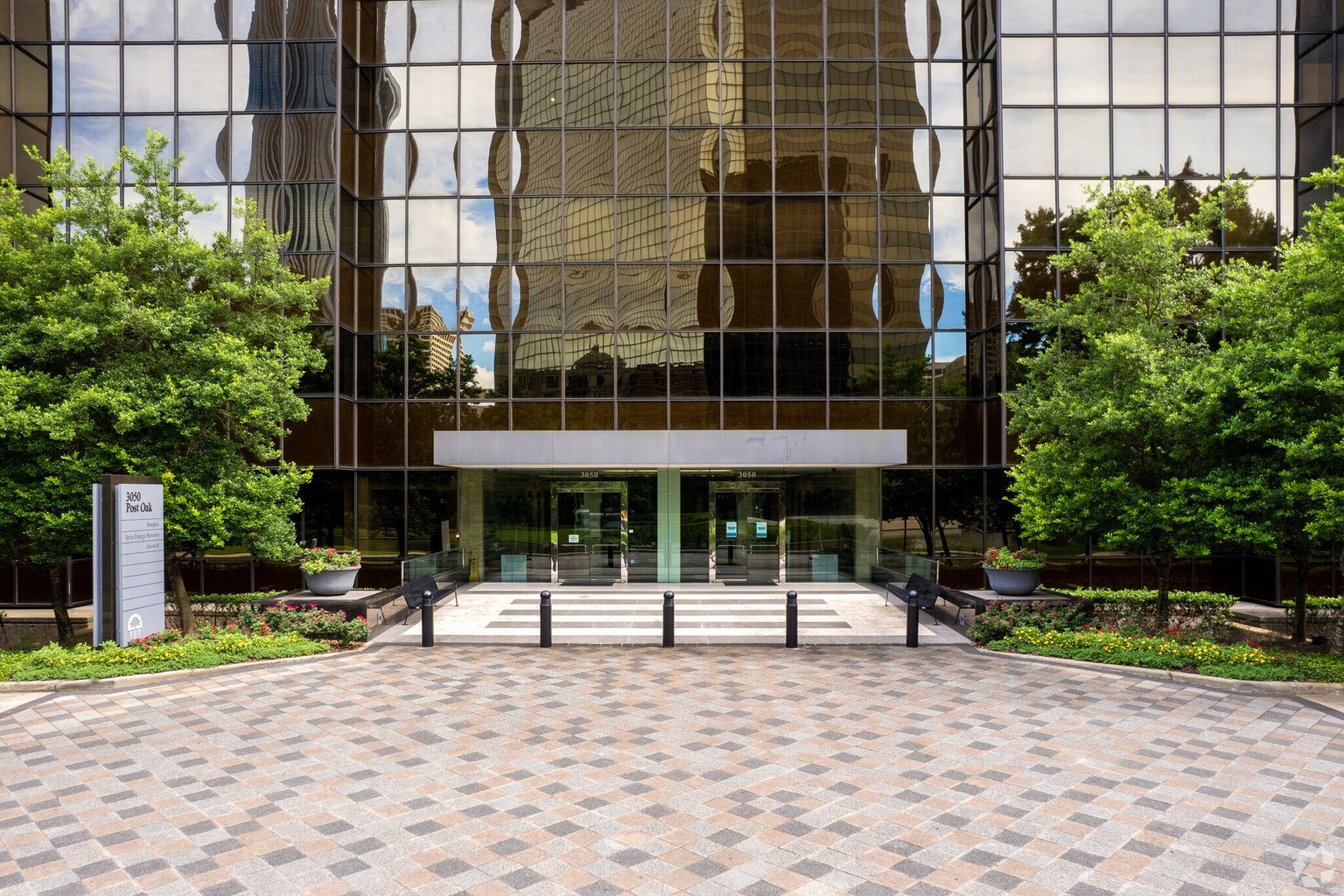 Exterior of the building at 3050 Post Oak Blvd, Houston, TX